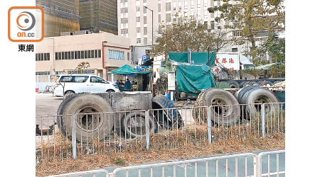 駿昌街停車場淪大型補胎工場，大量車胎被棄置花槽內。
