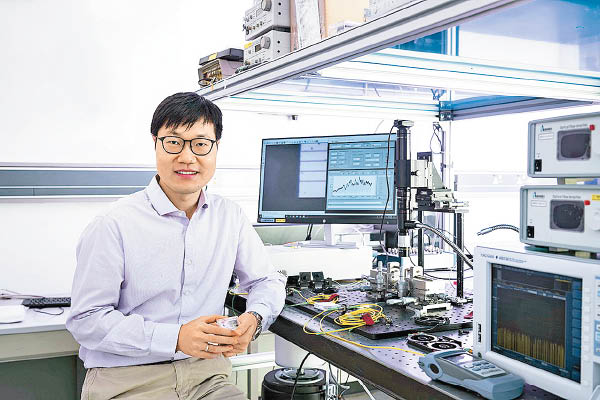 城大電機工程學系助理教授王騁獲頒裘槎前瞻科研大獎。