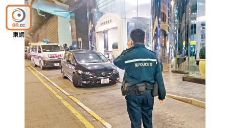 警方在柯士甸道截停一輛毒品快餐車。（胡德威攝）