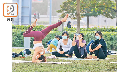 本港近日逐漸回暖，有市民穿小背心做運動。