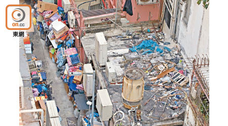 深水埗：舊樓天井垃圾堆積，衞生惡劣。
