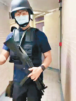 有警員手執MP5輕機槍。