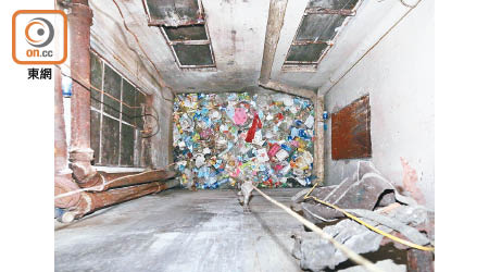 大廈天井垃圾堆積如山，淪播疫溫床。