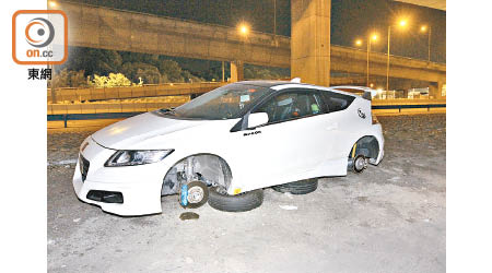 王先生座駕四個車輪位置空空如也。（胡德威攝）