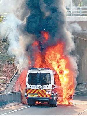 警車行駛期間突然起火。