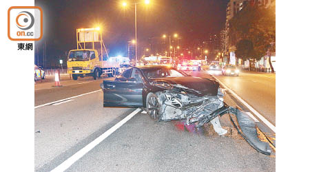 Tesla電動車車頭損毀橫亘路中。