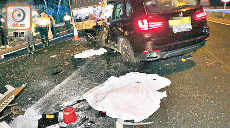 肇事私家車高連撞向工程車車尾，導致死者被攔腰撕開兩半慘死。