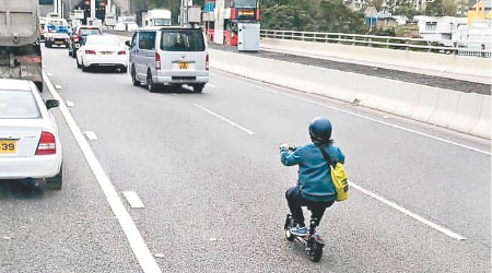 洋漢騎電動滑板車在將軍澳隧道公路飛馳。