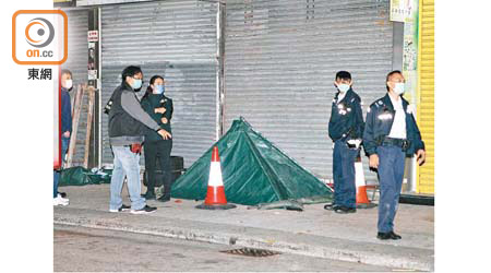 警方以帳篷遮蓋男事主遺體。