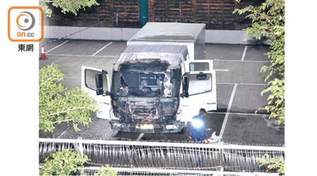 ３名被告涉嫌掟汽油彈焚毀旺角警察遊樂會內的貨車。