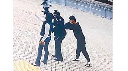女被告黃綺婷（右）涉嫌在大嶼山北警署外搶警槍。