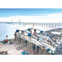 全港最重的雙拱鋼橋以預製方式建造。