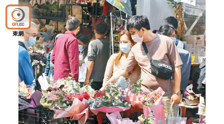 情人節的旺角花墟人流不絕，不少市民到場買花過節。（何天成攝）