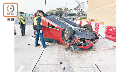 私家車四輪朝天，警方到場調查。（何子輝攝）