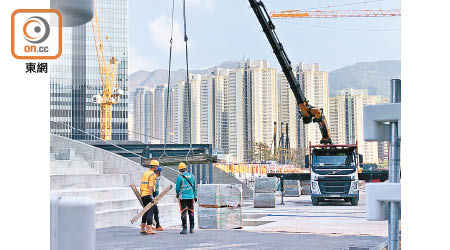 港府將於本月22日起，要求地盤職員進出工地時必須持有14日無染疫檢測證明。（區慧盈攝）