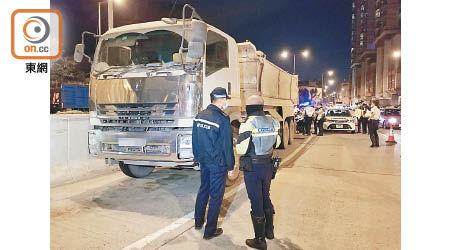 警員於九龍城尋獲懷疑涉案泥頭車。（馬竟峯攝）