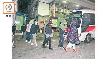 被捕男女登乘警車帶署。（楊日權攝）