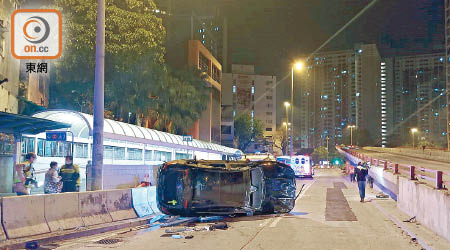 肇事私家車翻側橫亘路中。（楊日權攝）