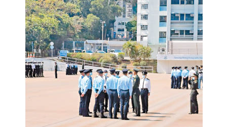 解放軍駐港部隊昨在警察學院內，教授警隊及多個紀律部隊人員學習中式步操。