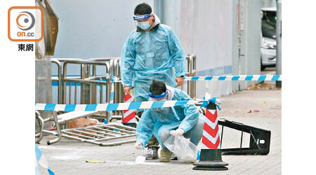 事發當日地上遺下多攤粉末。