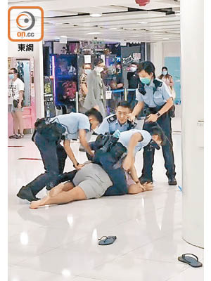 4名警務人員當日合力制服被告鄧梓軒。
