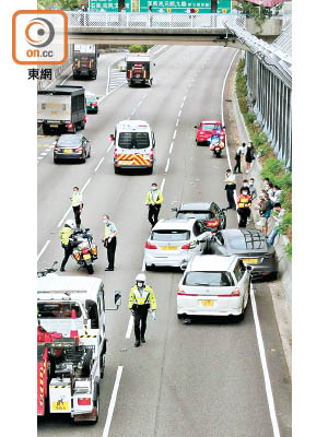 粉嶺公路五車相撞，車上司機乘客落車待援。