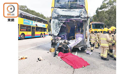 涉事城巴的車頭被劏開，車長傷重不治。