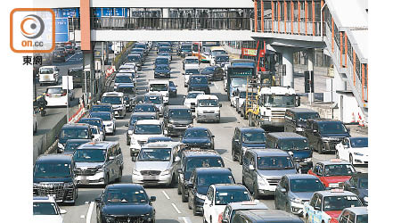 過去私家車增長幅度大，交通擠塞問題日趨嚴重。