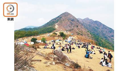 熱門山徑因草地長期受遊人踐踏與營帳覆蓋，寸草不生。