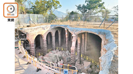 主教山配水庫除了擁有備受坊間注目的「羅馬式拱門」設計外，亦是現時香港唯一以花崗石、紅磚、混凝土而建成的配水庫。
