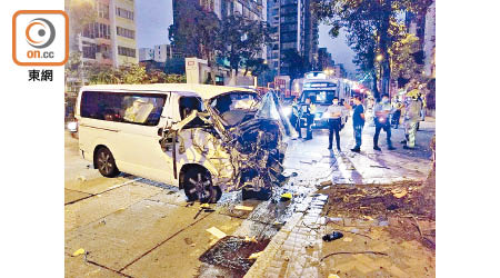 客貨車撞樹後橫亘路中，警方在場調查。（胡德威攝）