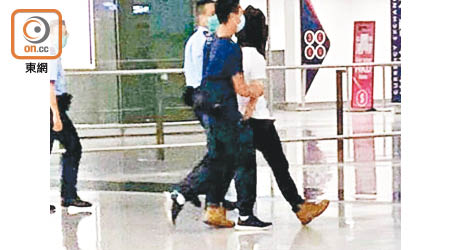 黃鈞華涉刺傷警員，在赴英航班上被捕。