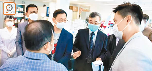 3位議員到港大實驗室，了解污水病毒監測。