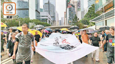 黎智英涉組織及參與前年8月18日的非法遊行。