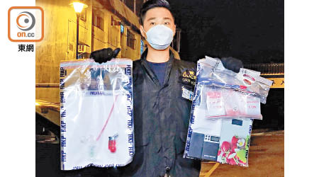 警方展示檢獲的毒品和證物。（文健雄攝）