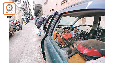 棄置私家車的車廂被當垃圾崗，內裏有用過的外科口罩。