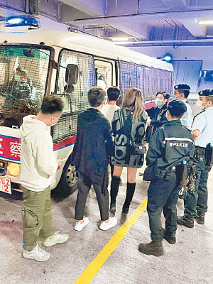 九龍灣：警方在行動中拘捕多名男女。
