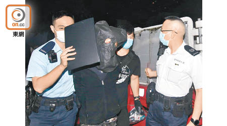 被捕男子由警員帶走。