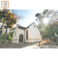 與墳場同年建成的教堂被列為一級歷史建築，惟墳場主體卻未有評級。
