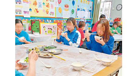 有幼兒中心主任被指要求職員8人同枱用膳。