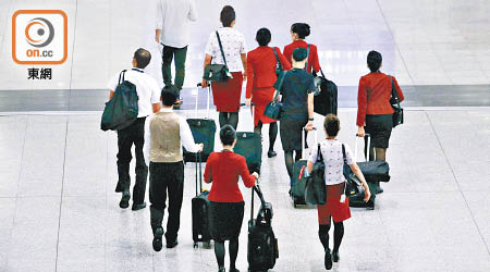 據悉，國泰擬削減每班航班的機組人員。