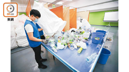 政府擬就「塑膠飲料容器生產者責任計劃」立法，預計法例最快在2024年實施。