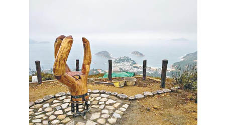 啡色木製的「魔爪」高約兩米，坐落龍脊山頂一處空地。