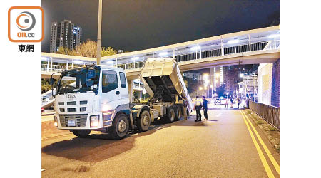 警方在現場調查，肇事泥頭車司機涉酒駕被捕。（梁國雄攝）