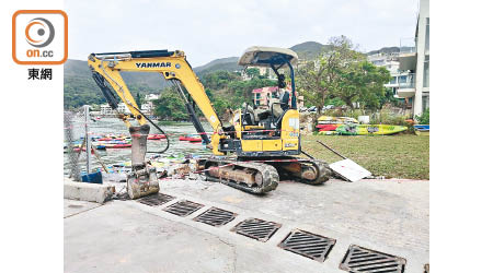工人昨首日進行僭建碼頭還原工程，現場石屎被鑿開，並以膠帶圍起。