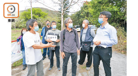 村民與署方人員交涉。（李志湧攝）