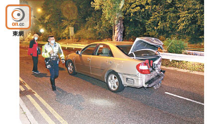 捱撞私家車車尾嚴重損毀。（胡德威攝）