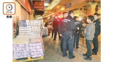 3名被告趁工人在超市外卸貨時劫走廁紙，警方事後到場調查。