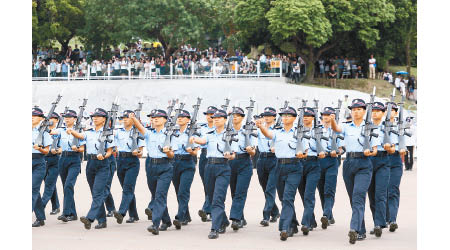 於2000年前入職的警務人員可透過「繼續服務計劃」延遲退休5年至60歲。