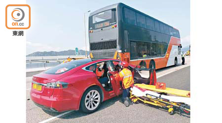 Tesla撼撞巴士車尾，救護員在場協助傷者。